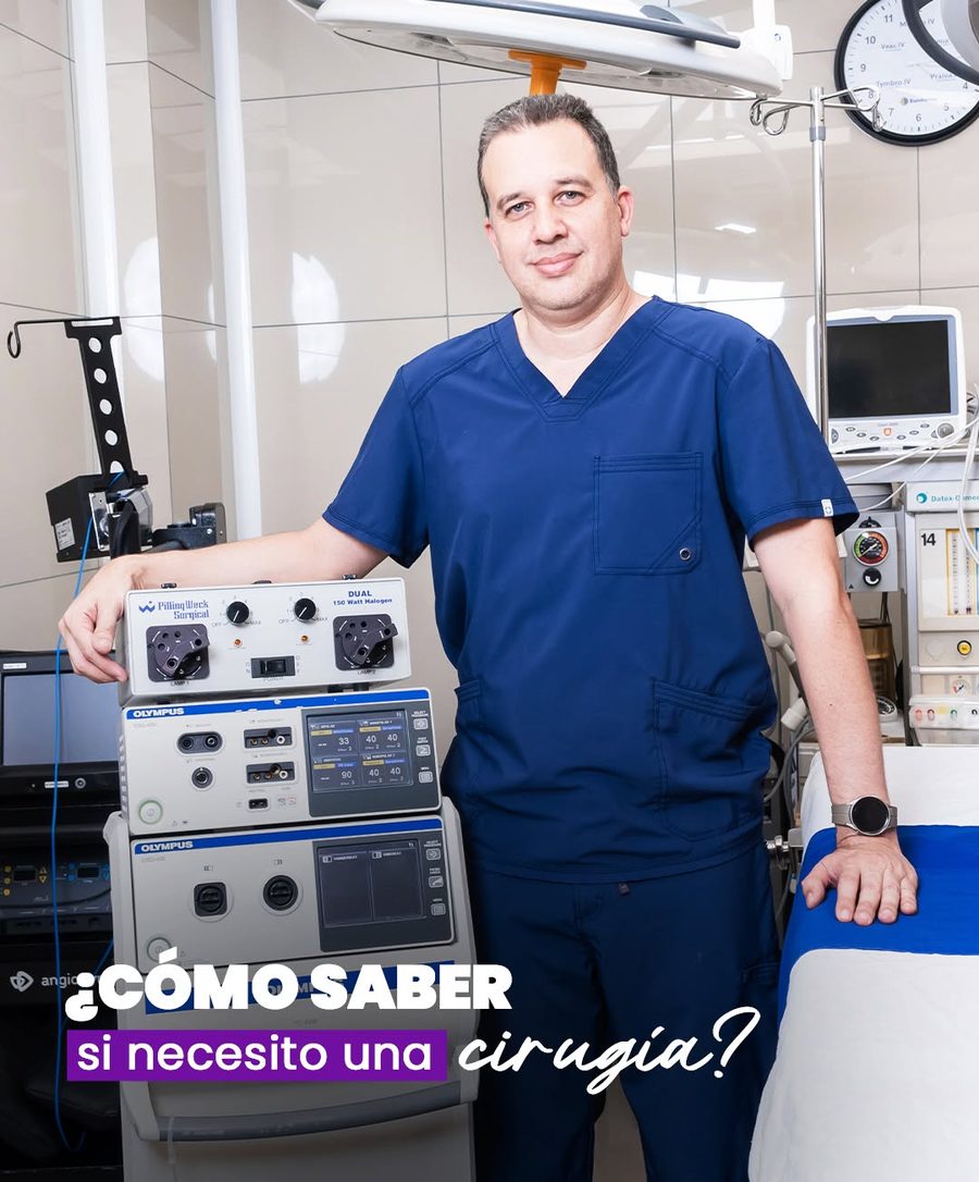 Especialista del Centro Oncológico Hondureño junto a tecnología quirúrgica