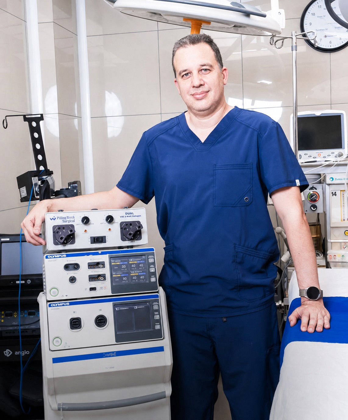 Dr. Roberto Antonio Jerez junto a tecnología quirúrgica